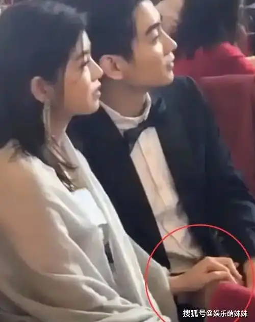 陈妍希裙子被女士踩住,谁注意陈晓的救场反应表情和动作说明一切