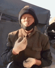 爆笑gif老板三月不发工资了,我只能吃点洋葱了