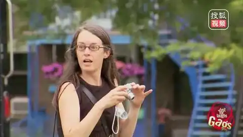 外国搞笑恶作剧,妻子合伙恶搞丈夫,把结婚戒指给乞丐了