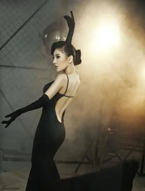 美女玩家张杨一纯黑丝诱惑男人装写真