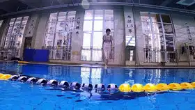 什么叫气质女孩胸小话少表情吊今天你气质了吗美人鱼水下摄影