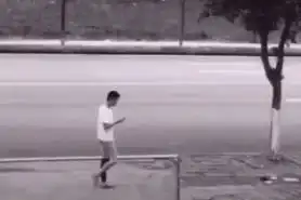 搞笑动图不笑你打我