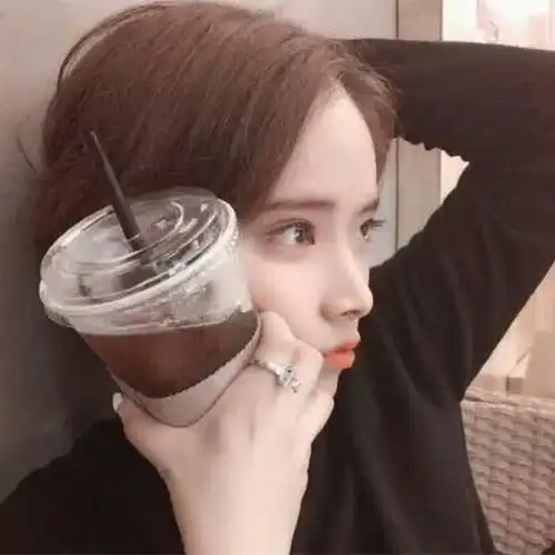 搞笑gif趣图妹子,在宿舍也要注意点啊,如此坐姿要是被人看到就尴尬啦