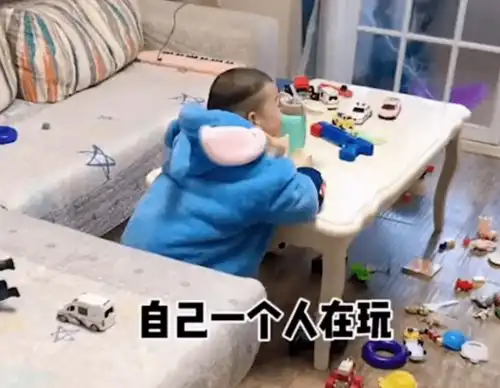 江苏一爸爸独自带娃,在孩子脖子上挂大饼,妈妈回家一看反应亮了