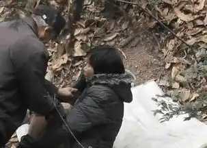 70岁老人和中年妇女在树林交易,每次十元,这一幕让人气愤