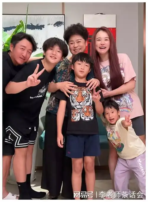 邹市明冉莹颖全家现身巴黎看奥运,轩轩越来越帅,二儿子太搞笑了
