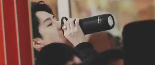 王一博也太憨了吧,大家聚餐一起干杯的时候,他拿出了一个保温杯