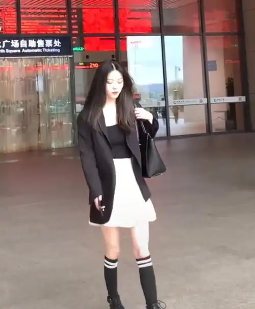 火了一种永远看不出年龄的穿法上身职场人,看腿中学生,妙啊