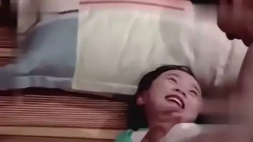 邓伦叫小山竹吃饭却发现她默默流泪,邓伦满脸心疼表情太暖心了