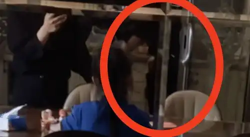 李小璐深夜为女儿准备六一礼物,甜馨穿校服可爱出镜,贾乃亮缺席