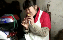 爆笑gif遇到这么勤劳的妹子,你就替他搬砖吧