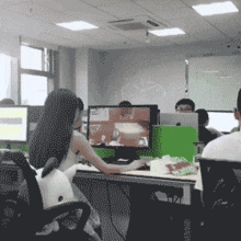 gif搞笑趣图这是高手啊竟然不被发现,真的在工作