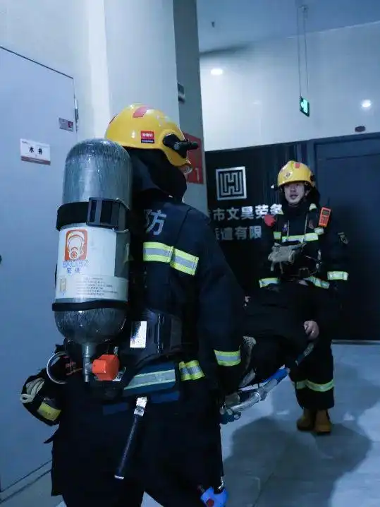 消防实战火焰蓝丨自贡消防组织开展高层建筑实战演练