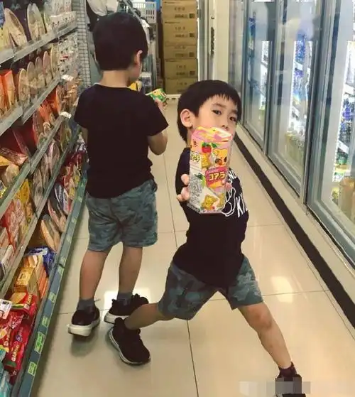 陈若仪带双子星逛超市,哥哥好动拍出表情包,弟弟安静甜笑超可爱