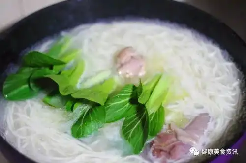 寒冷的冬天不想做饭,给孩子煮一碗鸡汤青菜面,又营养又省事