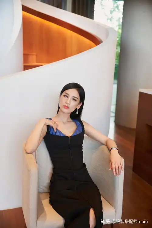 黄圣依身材真丰满,拼接吊带裙穿得超紧绷,披肩长发优雅又迷人