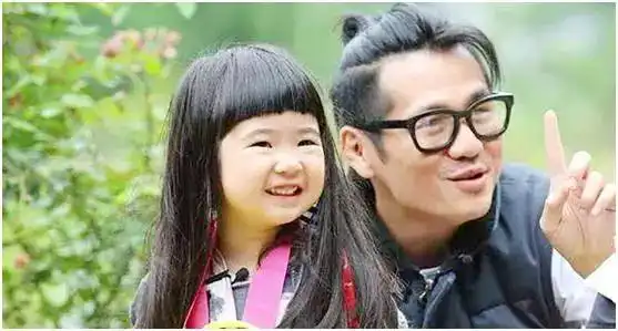 曹格女儿颜值大逆转,从表情包变成美少女,身材修长似小模特