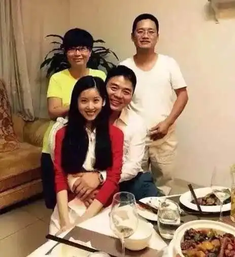 众男星和岳父的合影刘强东超尴尬吴奇隆表情亮了