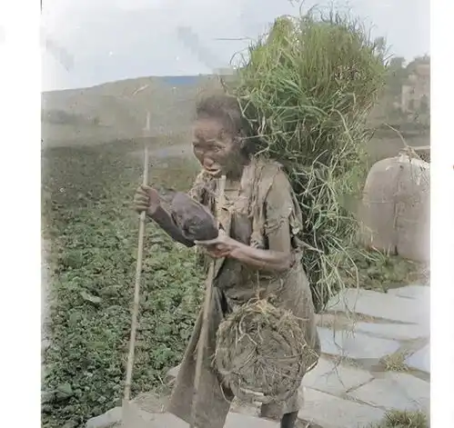 清末民初,一位乞丐行走在路上的照片,当时中国乞丐群体非常庞大