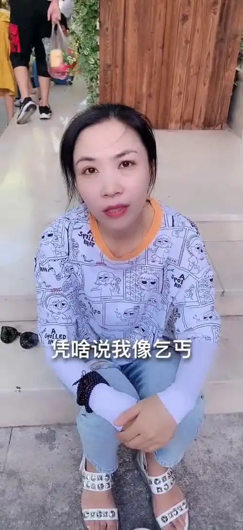 儿子为何说妈妈旅游打扮的像乞丐不料妈妈接下来的举动,搞笑了
