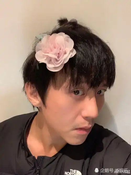 邓超被女儿当发模扎辫子,超哥晒照满头可爱发夹求放过