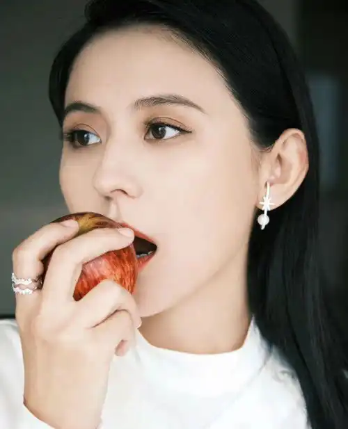 热依扎女儿好酷,面对妈妈的告白,小家伙奶音奶气回复几道