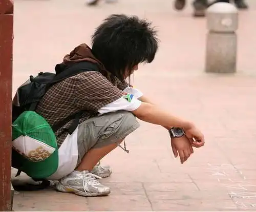 那些蹲在马路边,用粉笔写字来借钱的女生,她们都是什么人