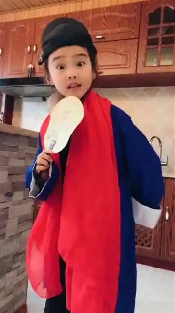 最近这个小姑娘火了,这表情动作太丰富了,长大可以进军演艺圈了
