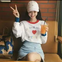 头像女生手拿咖啡
