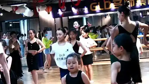 迷你版辣目洋子不知道什么是火,就是喜欢跳舞,傲娇的小表情是亮点