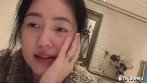 小s素颜唱歌,表情夸张形象全无,网友林志玲听了会怀孕