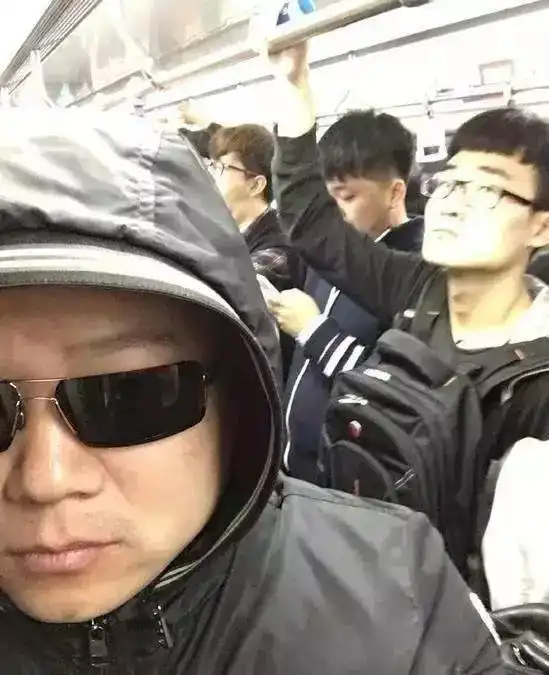 在地铁被偶遇接地气的明星,那时候王菲身边的窦靖童还是长头发