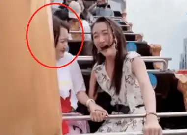 大宝表情管理有多牛关晓彤坐海盗船成表情包,她却丝毫不乱