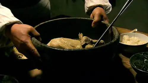 抗日剧中的吃戏名场面,穿山甲美美地喝鸡汤,小日子啃猪头肉