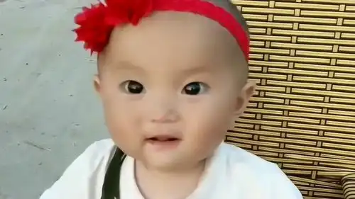 全世界没你这么夸人的,这话是该这样说吗小宝贝的表情逗笑我了