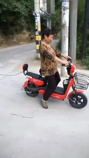 你这电动车骑的也太搞笑了