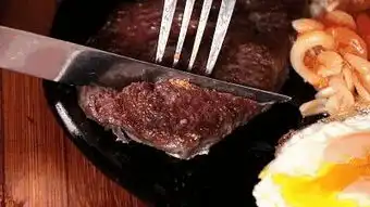 月卖8000份牛排,食客说一进这家店就被搞大肚子