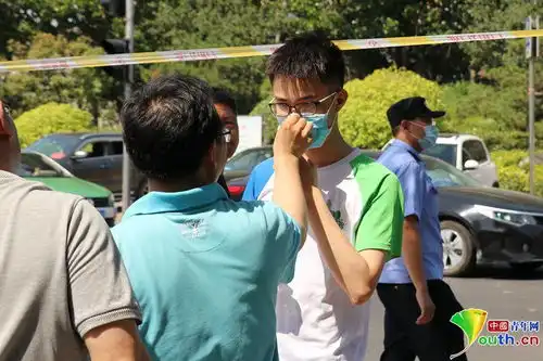 镜头下的高考表情此处温情拥抱,彼处击掌欢呼