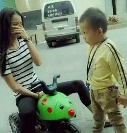 可能每个有兄弟姐妹的都会有这种感受,我要被小男孩的眼神笑抽了