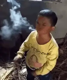 小马云走红之后开始学坏了10岁不到就抽烟,表情还非常享受