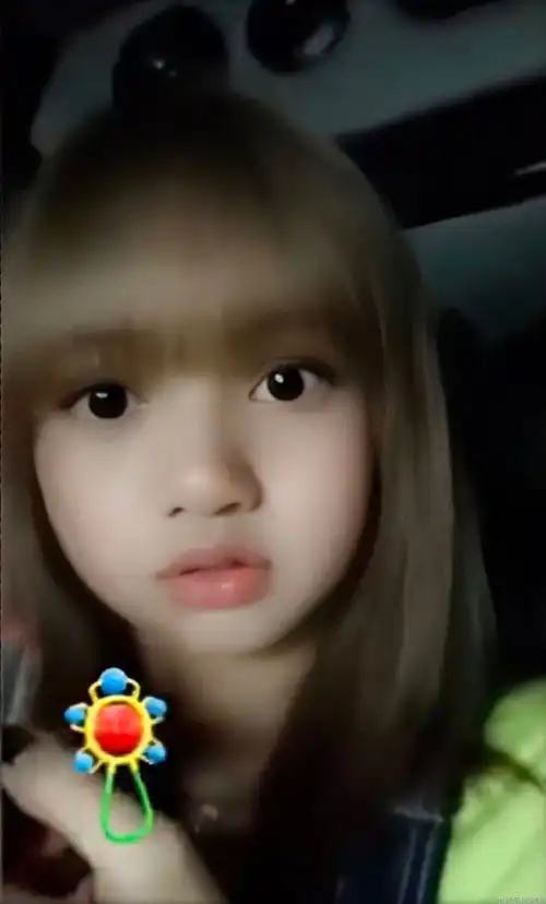表情被妈妈发现偷擦口红的lisa,快萌出水了太可爱了吧app表情
