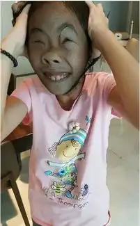 小s母女齐玩头套面目狰狞疯妈妈日常就很奇葩