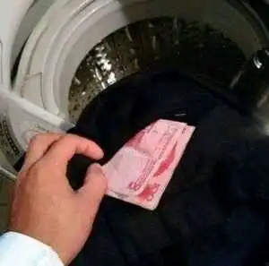 搞笑图片现在手机越来越大,妹子不带包手机放哪里