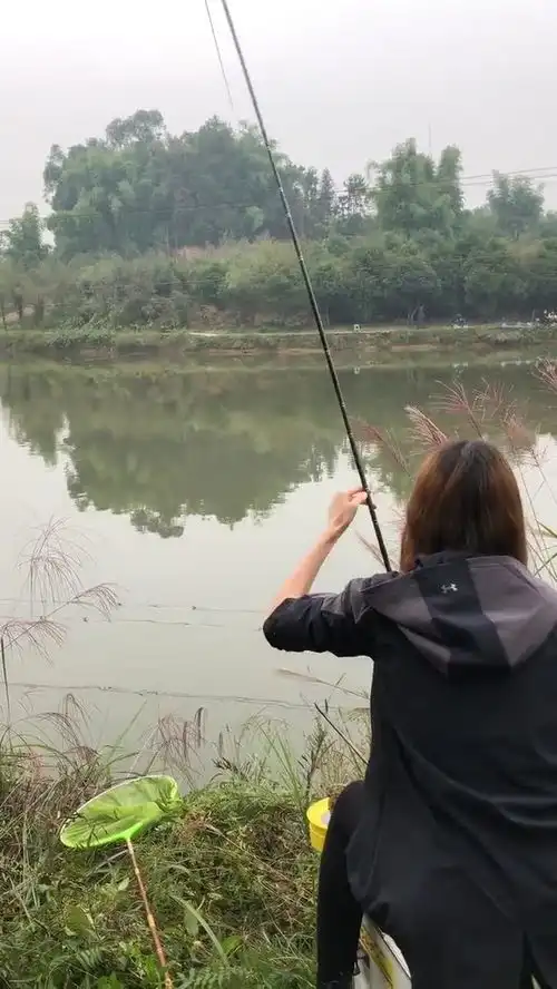 搞笑钓鱼,竿太软了