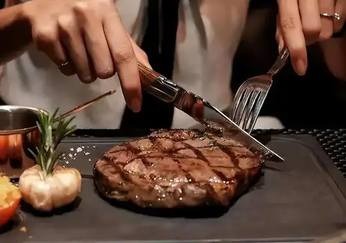 牛排旁边的生鸡蛋,可不是让人直接吃的,搞不好会闹笑话