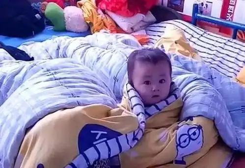妈妈在旁边睡觉,萌娃独自看电视,最后的小表情亮了