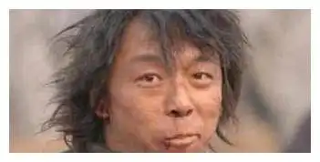 同样是演乞丐,周星驰用手抓饭,刘德华睡大街,杨颖是来搞笑的