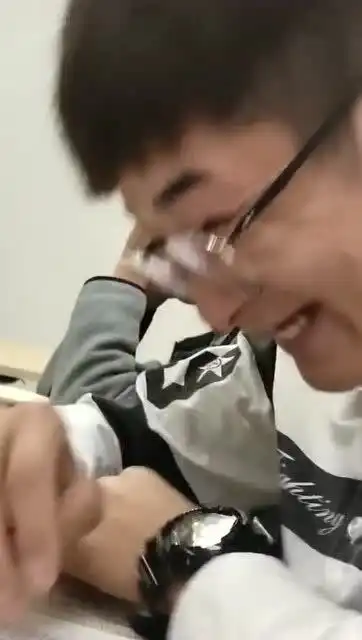 兄弟,你这是梦到和谁亲嘴呢这表情实在太逗了