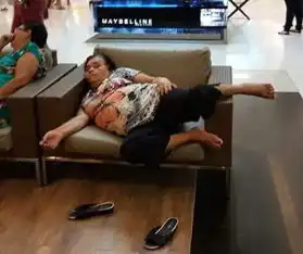 新网红诞生大妈商场睡觉遭ps恶搞组图