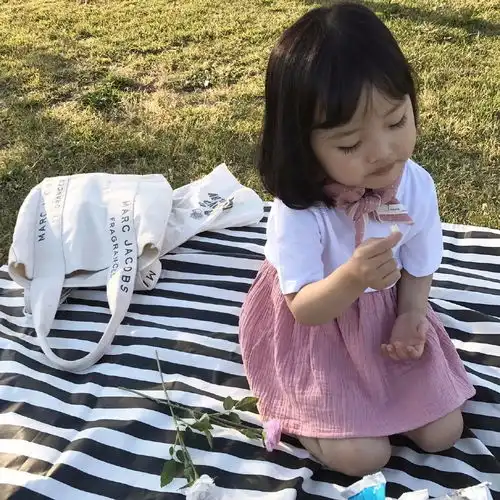 这个5岁的小女孩火了,成新一代国民表情包看完又又又想生女儿了